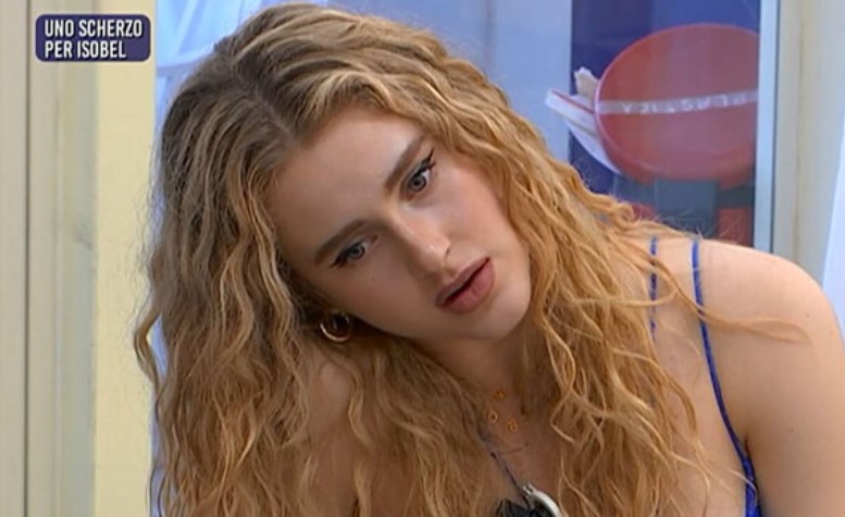 “Amici 22” per il compleanno di Isobel uno scherzetto “Amici 22” per il compleanno di Isobel uno scherzetto