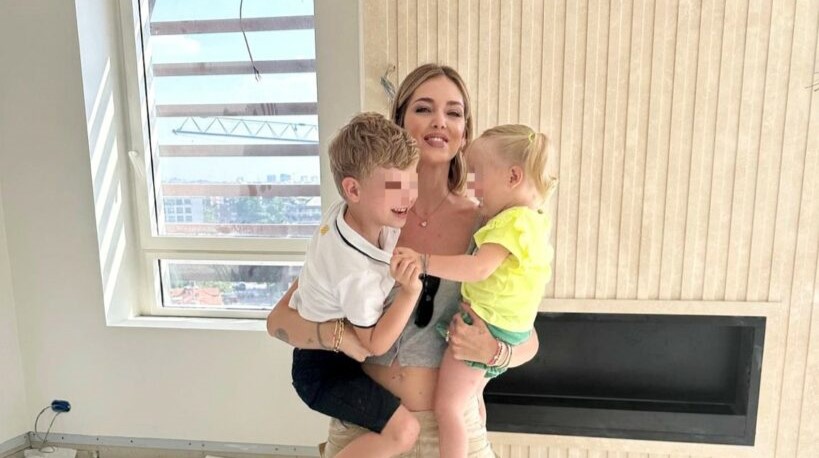 Chiara Ferragni mostra ai suoi figli Leone e Vittoria il cantiere della loro nuova casa