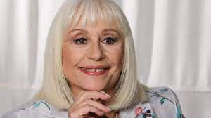 Raffaella Carrà nasceva 80 anni fa, un musical internazionale la celebra