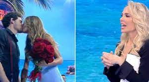 “L’Isola dei Famosi”, Ilary Blasi punzecchia Helena Prestes e Carlo Motta: “Quest’estate almeno quattro copertine…” “L’Isola dei Famosi”, Ilary Blasi punzecchia Helena Prestes e Carlo Motta: “Quest’estate almeno quattro copertine…”
