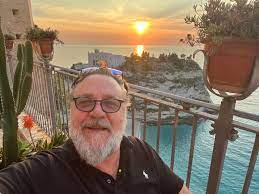 Russell Crowe in Calabria: “Mi piacerebbe interpretare Berlusconi” Russell Crowe in Calabria: “Mi piacerebbe interpretare Berlusconi”