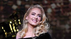 Adele dimentica le parole di una canzone durante il concerto… i fan accorrono in suo aiuto