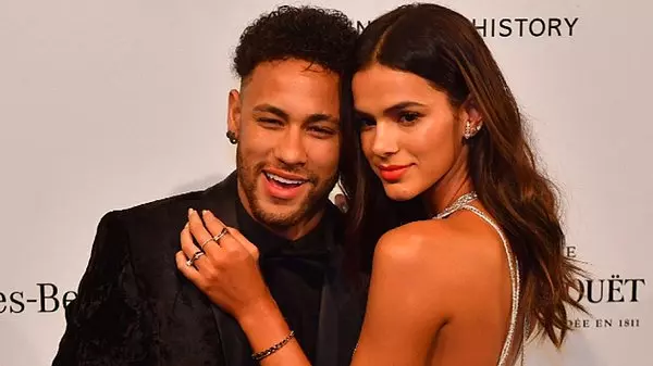 Neymar viola il patto sul tradimento, scuse pubbliche alla fidanzata incinta Neymar viola il patto sul tradimento, scuse pubbliche alla fidanzata incinta