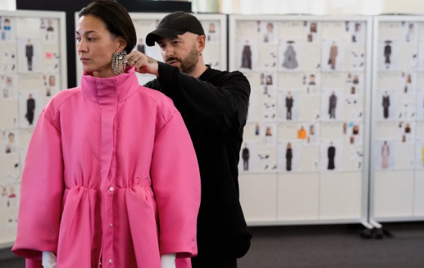 Balenciaga ancora fuori dalle regole: pubblicati sul sito i prezzi della couture