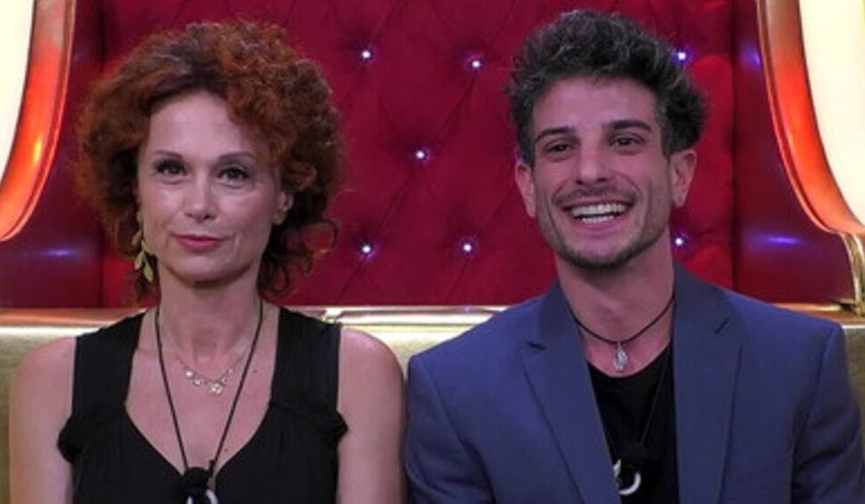 “Grande Fratello”, tra Beatrice Luzzi e Giuseppe coccole sotto le coperte
