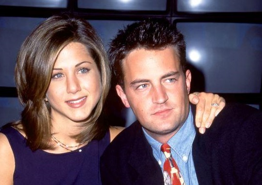 Jennifer Aniston, i suoi amici: “E’ distrutta dalla morte di Matthew Perry, siamo preoccupati”