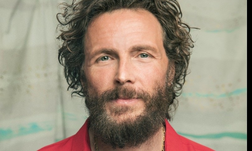 Jovanotti: “Non riesco ancora a camminare senza stampelle”