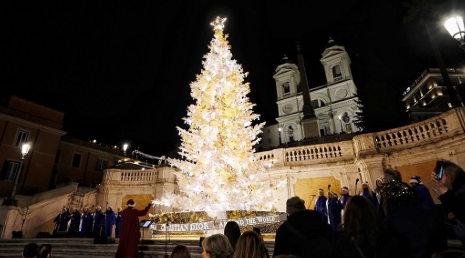 A piazza di Spagna l’albero Dior con 700 farfalle dorate