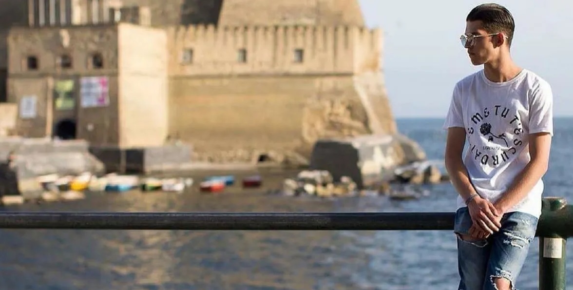 Addio ad Adam Jendoubi, attore ne “La paranza dei bambini” e per i video di Liberato