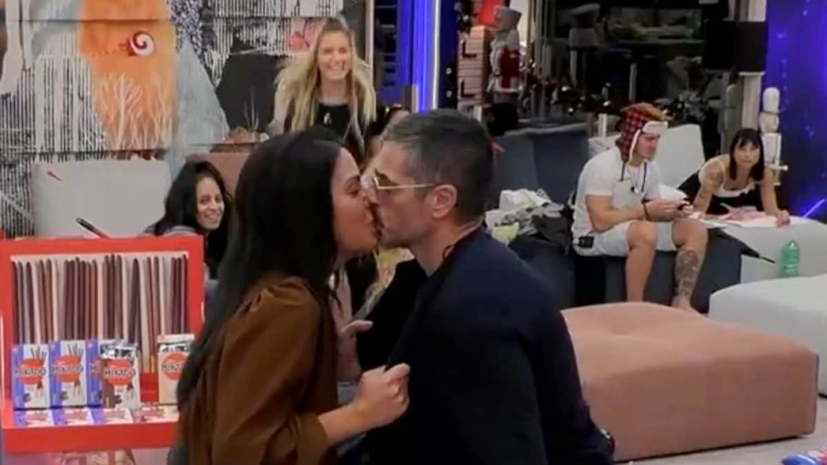 Grande fratello 2023: bacio tra Massimiliano e Monia