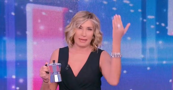 Myrta Merlino a “Pomeriggio 5” con la caffettiera in mano: “Si è dursizzata”