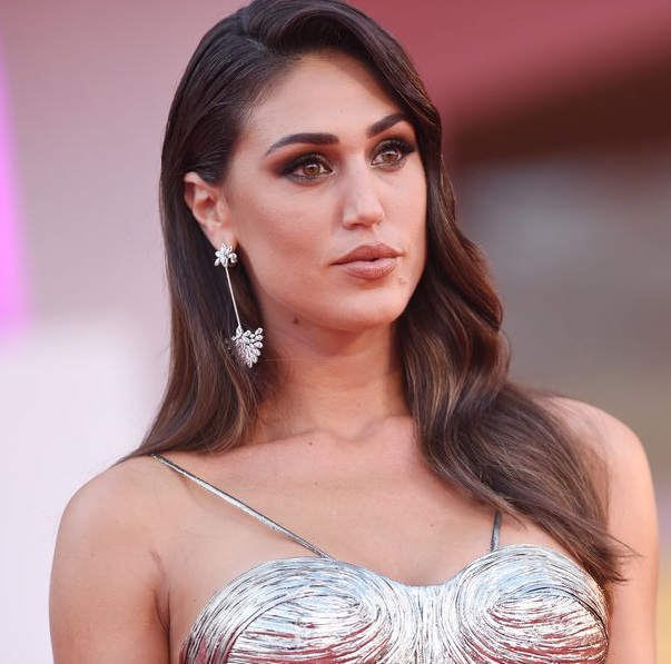 Cecilia Rodriguez in lacrime durante la prova dell’abito da sposa: “mi manca sempre di più”
