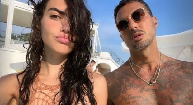 Tra Fabrizio Corona e Sara Barbieri sembra tutto finito Tra Fabrizio Corona e Sara Barbieri sembra tutto finito