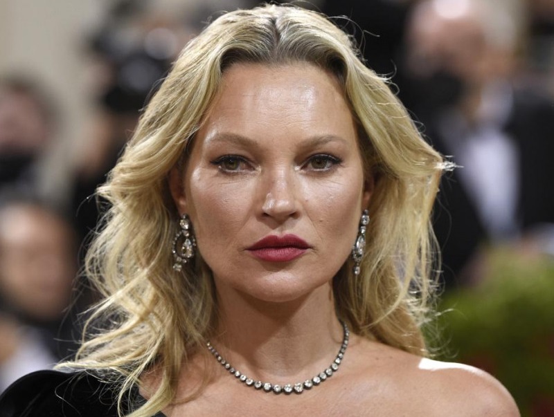 Kate Moss compie 50 anni: da una vita di eccessi alla rinascita wellness