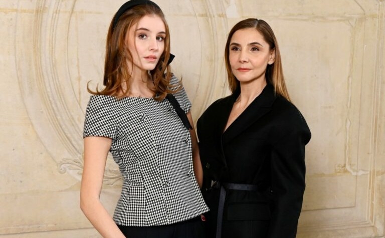La primogenita di Emanuele Filiberto, Vittoria di Savoia, ha partecipato alla fashion week francese accanto alla mamma Clotilde