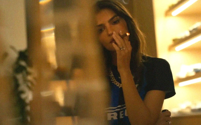 Travis Scott: nel nuovo video c’è Emily Ratajkowski con la maglia dell’Inter