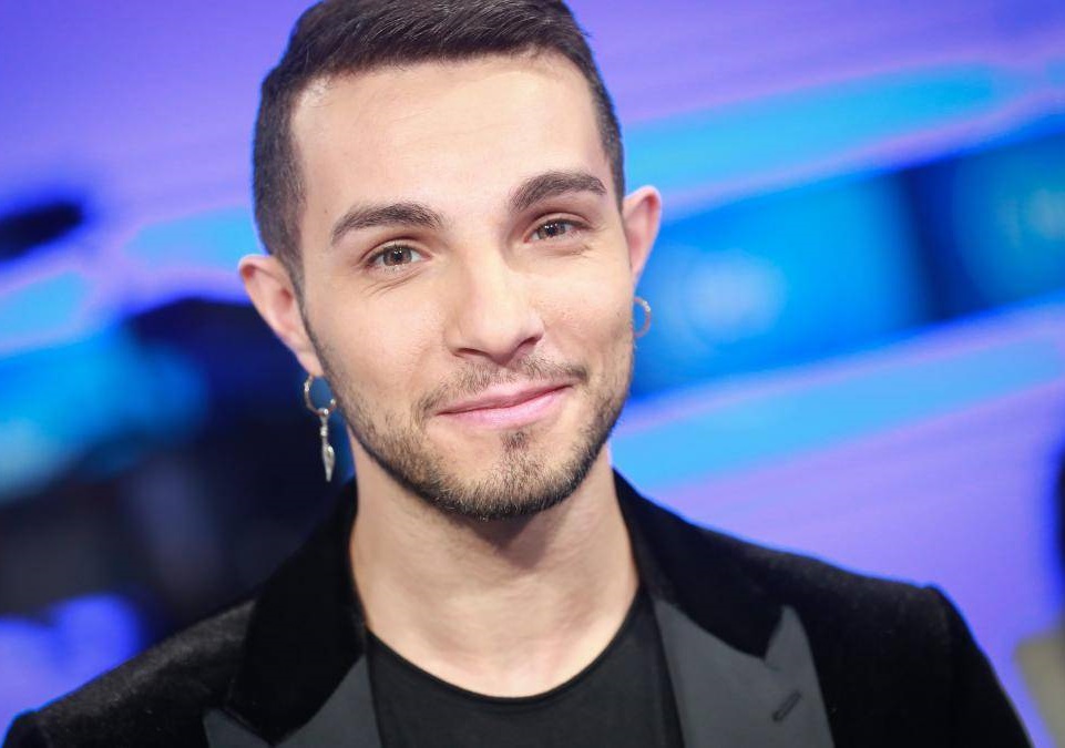 Marco Carta ritorna in TV: attacca i colleghi dello spettacolo e parla della questione del furto delle magliette