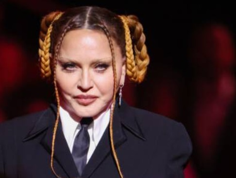 Madonna cade dalla sedia durante un concerto a Seattle: si rialza e continua a ballare