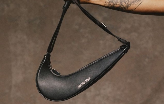 Dall’unione di Jacquemus e Nike nasce la nuova “Swoosh Bag” : il lancio ufficiale è previsto per lunedì 26 Febbraio
