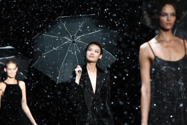 Emporio Armani sfila sotto la neve