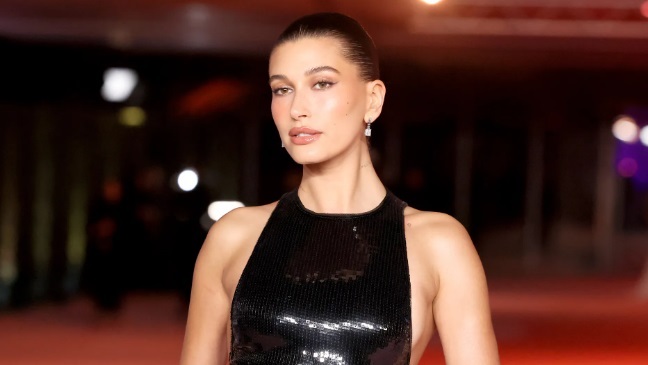 Labbra perfette anche quando si è in giro? È possibile con la nuova “Lip Case” di   Hailey Bieber
