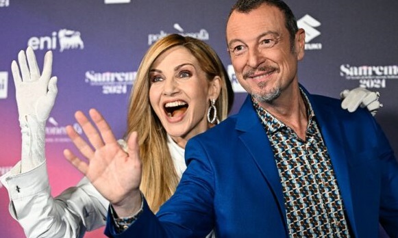 La quarta serata di Sanremo: Amadeus affiancato da Lorella Cuccarini, gli ospiti speciali e l’ordine dei cantanti