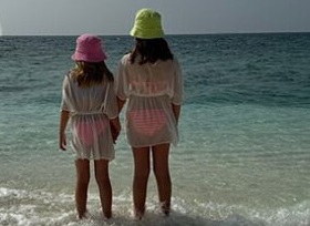 Michelle Hunziker alle Maldive con le sue due figlie più piccole