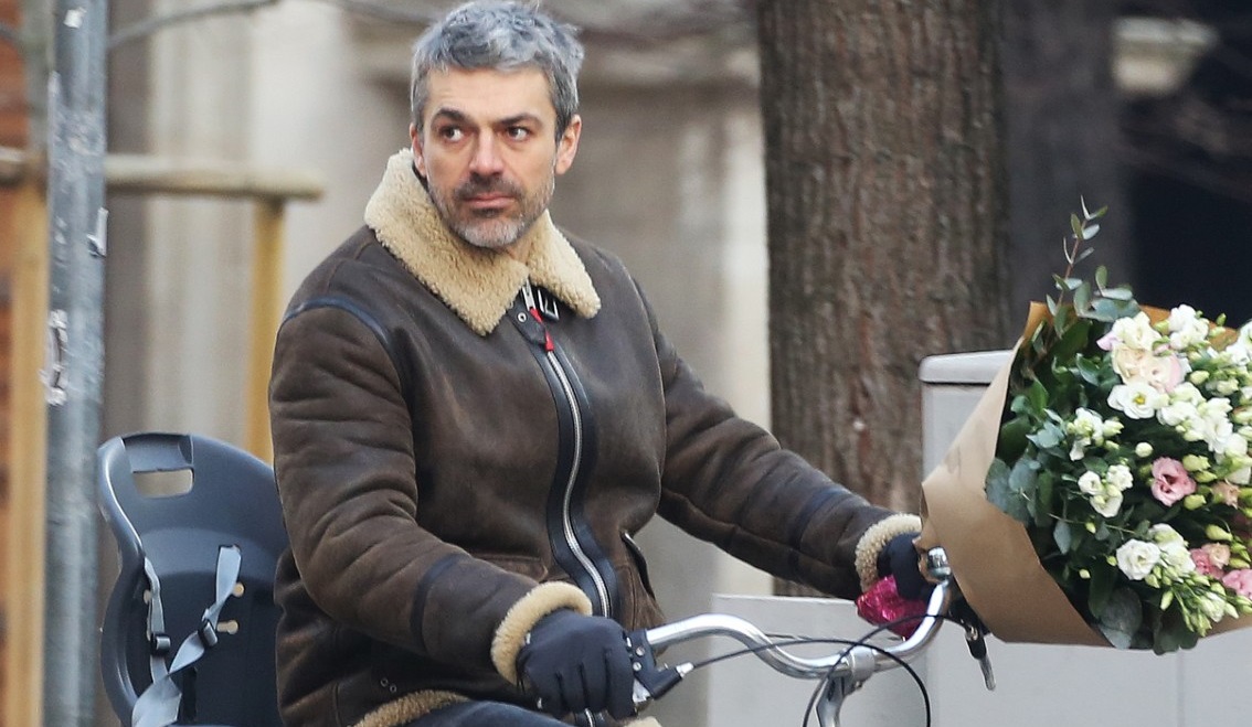 La scelta green di Luca Argentero: in bicicletta per navigare tra le strade di Milano