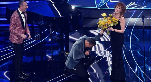 Sanremo 2024: Gabbani si è inginocchiato davanti alla Mannoia