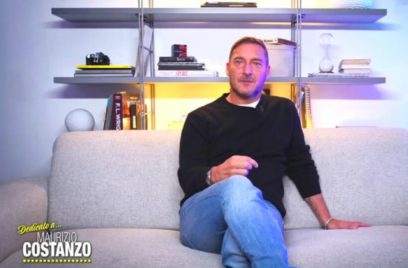 Francesco Totti: barzelletta sull’infedeltà coniugale durante la serata speciale per Costanzo