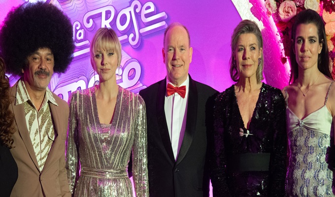 “Ballo della Rosa 2024: L’eleganza di Charlene Wittstock e Beatrice Borromeo risplende, mentre Charlotte Casiraghi fa un’entrata solitaria”