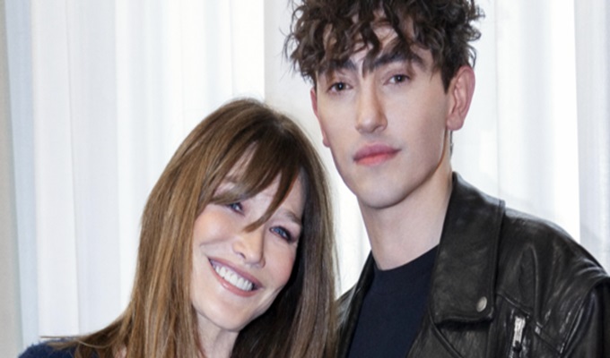 “Michele Bravi e Carla Bruni: un duetto che mescola sensualità e ironia”