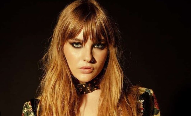 Victoria la bassista dei Måneskin lancia il suo primo mixtape da solista e annuncia il tour Victoria la bassista dei Måneskin lancia il suo primo mixtape da solista e annuncia il tour