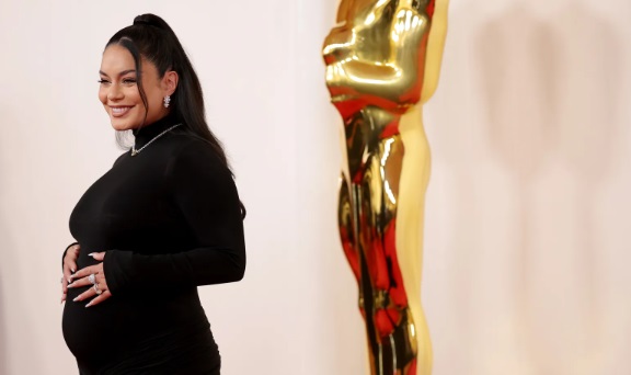 Vanessa Hudgens rivela di essere incinta sul Red Carpet degli Oscar