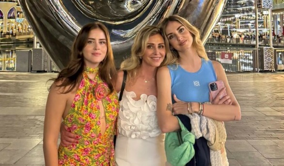 Chiara Ferragni e Fedez separati anche a Pasqua: lei vola a Dubai con i figli mentre Fedez prosegue il trasloco.