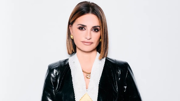 Penélope Cruz: «Stiamo forse uscendo da una dittatura della bellezza. Sono cresciuta guardando le rughe sul volto di mia nonna, è lì che risiede la profondità»