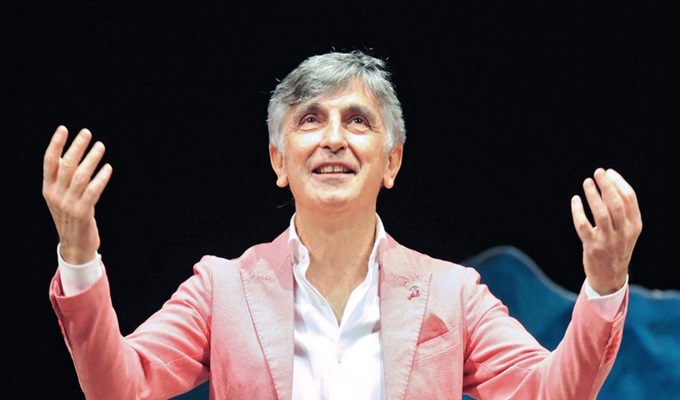 Topo durante lo spettacolo di Vincenzo Salemme al Teatro Sistina: «Vi rimborserò di tasca mia»