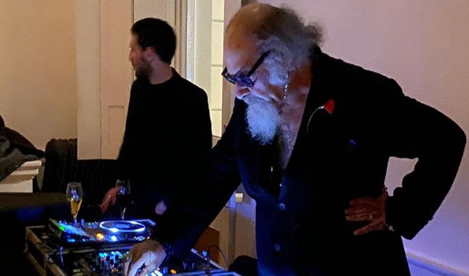 Londra, Roberto D’Agostino presenta il suo documentario “Roma Santa e Dannata” trasformandolo in un vero e proprio night club in un coinvolgente dj set