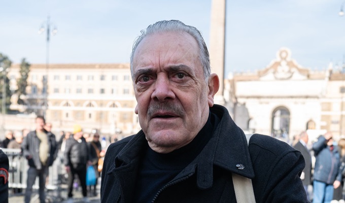 Il re dei Paparazzi, Rino Barillari, picchiato da Gerard Depardieu in via Veneto Il re dei Paparazzi, Rino Barillari, picchiato da Gerard Depardieu in via Veneto